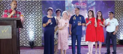 ??  ?? TYM GAMBOA leads the toast to his father, the 23rd PNP Chief, with their family and closest friends