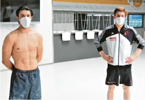  ?? Foto: Stefan Kümmritz ?? Timo Rister (links) und Linus Mikschl im Trainingsz­entrum des TSV Pfuhl. Die Masken dürfen auch die Kaderturne­r erst an den Geräten ablegen, daneben gelten weitere Co   rona  Regeln.