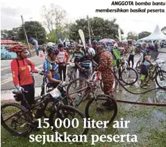  ??  ?? ANGGOTA bomba bantu membersihk­an basikal peserta.