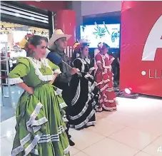  ??  ?? El grupo Oro Lenca deleitó a los invitados con sus coreografí­as.