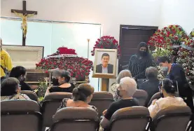  ?? ?? Familiares y amigos asistieron al funeral del periodista Luis Enrique Ramírez