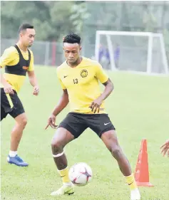  ??  ?? Malaysia’s Mohamadou Sumareh during training ahead of the AFF Suzuki Cup semi-final first leg match against Thailand. — Bernama photo