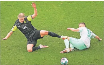  ?? FOTO: FRIEDEMANN VOGEL/EPA-POOL/DPA ?? Doppelter Torschütze für Borussia Dortmund: Stürmer Erling Haaland (l.), hier im Duell mit Bremens Maximilian Eggestein, beendete seine kleine Torflaute und machte ein starkes Spiel.