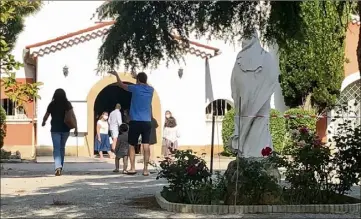  ?? (Photo E. M.) ?? Le retour des fidèles à l’église Sainte-Thérèse, hier à Toulon, où tout a été mis en oeuvre pour garantir les mesures de sécurité sanitaire.