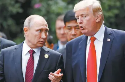  ?? JORGE SILVA AGENCE FRANCE-PRESSE ?? Donald Trump aux côtés de Vladimir Poutine lors du dernier sommet de l’APEC, qui s’est tenu au Vietnam en novembre 2017
