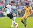  ?? FOTO: DPA ?? Lars Stindl gegen Australien­s Massimo Luongo (rechts).