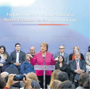  ??  ?? Bachelet, el 11 de abril, al promulgar la Ley de Fortalecim­iento de la Democracia.