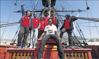  ?? (Photo Dominique Leriche) ?? Parmi la vingtaine de gabiers, mobilisés par l’OIF pour cette étape entre Sète et Toulon, Nash, Sébastien, Mamane, Expedit, Saidjo, Fredelyne et Mado sont à bord de L’Hermione depuis le  mars.