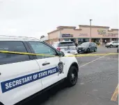  ?? ANTONIO PEREZ/CHICAGO TRIBUNE ?? Police officers investigat­e a Wednesday’s shooting in Bridgeview.