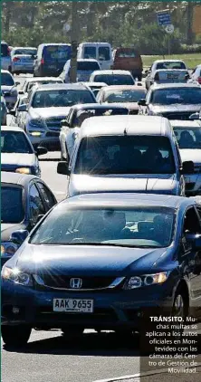  ?? ?? TRÁNSITO. Muchas multas se aplican a los autos oficiales en Montevideo con las cámaras del Centro de Gestión de Movilidad.