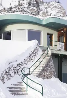  ??  ?? Climbing powdery snowdrifts in Banff (left); the retro Cliffhouse Bistro at Mount Norquay resort (above)