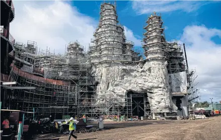  ?? THE NEW YORK TIMES ?? Crews work to build the new ‘Star Wars’ theme park area at Disney World in Orlando, Florida.