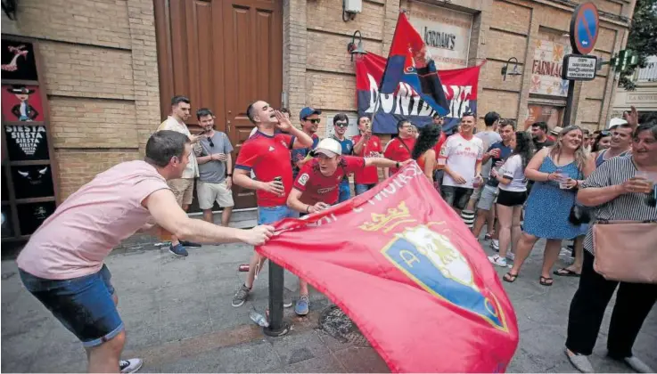  ?? ?? Los seguidores de Osasuna tomaron ayer las calles de Sevilla con cánticos y alegría.