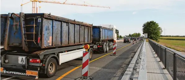  ?? Fotos: Norbert Staub ?? Ab nächster Woche wird es an der B 17 Baustelle an der Ausfahrt Königsbrun­n Süd nochmals eng.