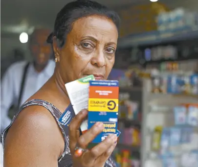  ??  ?? Com renda de menos de um salário mínimo, Célia Lopes recorre aos remédios gratuitos mensalment­e