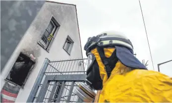  ?? FOTO: DPA ?? Die Rußspuren zeigen, wie hoch die Flammen aus den Fenstern schlugen.