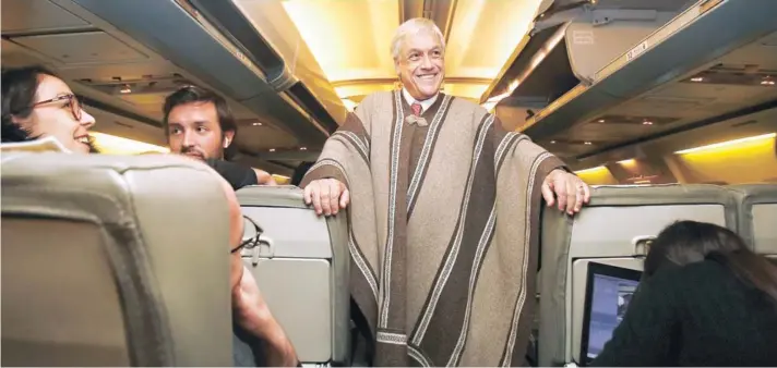  ??  ?? ► Piñera ayer, en el avión presidenci­al, tras su gira por la Región de La Araucanía.