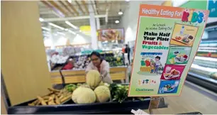  ?? — Photo by Dhes Handumon ?? As part of the ‘Back to School’ nutrition promotion, Choithrams displays healthy eating messages on a placard. It is one among the many hypermarke­ts taking part.