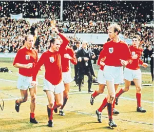  ?? Picture: Hulton Archive/Getty. ?? Ray Wilson holding aloft the trophy in 1966.