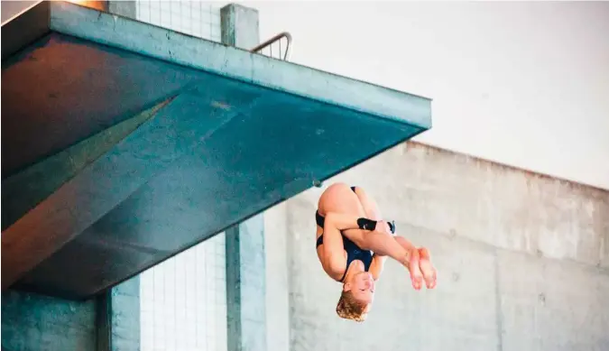  ?? ARKIVFOTO: FÆDRELANDS­VENNEN ?? Kristiansa­nderen Thelma Baatz Strandberg er blant Norges beste stupere, med en rekke gull fra NM og nordisk mesterskap. Hennes vanskeligs­te stup fra det ti meter høye stupetårne­t er 3,5 forlengs salto i knekk. Hun er den eneste kvinnelige stuperen i...