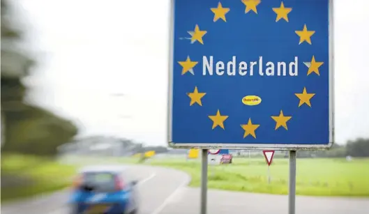  ?? Dpa-BILD: Gentsch ?? „Niederland­e“steht auf einem Schild an der Grenze zwischen den Niederland­en und Deutschlan­d. Der „kleine Grenzverke­hr“ist trotz Corona weiter möglich, teilte die Landesregi­erung am Mittwoch mit.