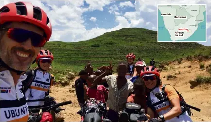  ?? Namibie Botswana Lesotho Afrique du Sud (Photos DR) ?? À chaque traversée de village, la famille a été acclamée par les enfants.