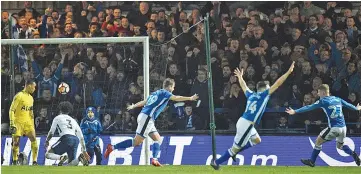  ?? - AFP photo ?? Rochdale’s English striker Steven Davies (C) celebrates with teammates after scoring their late second goal during the English FA Cup fifth round football match between Rochdale and Tottenham Hotspur at the Crown Oil Arena in Rochdale, north west...