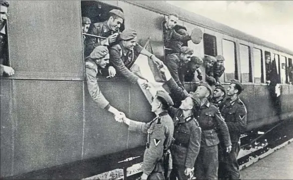  ?? NÚÑEZ / PLANETA ?? Soldados alemanes despiden en julio de 1941 a los voluntario­s españoles en un tren en Francia que los ha de llevar al frente ruso