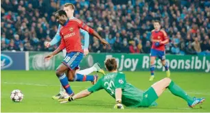  ?? AFP ?? CSKA Moscow’s Seydou Doumbia beats Manchester City’s goalkeeper Costel Pantilimon to score. —