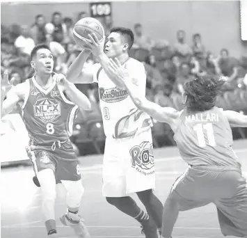  ?? PBA IMAGE ?? Rain or Shine Elasto Painters' Jericho Cruz attempts a shot as Alex Mallari and Cyrus Baguio of NLEX Road Warriors defends.