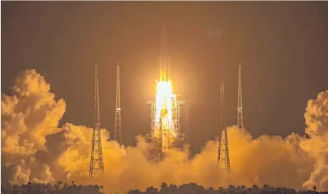  ?? FOTO: MARK SCHIEFELBE­IN/DPA ?? Eine Rakete vom Typ „Langer Marsch 5“bringt vom chinesisch­en Wenchang Space Launch Center aus eine Raumsonde auf den Weg zum Mond. Am Sonntag soll es dort zur Landung kommen.