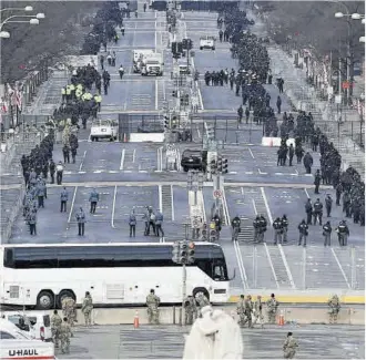  ?? Greg Nash / Pool / AFP ?? Las fuerzas del orden tomaron las calles de Washington, ayer, en la posesión de Biden.