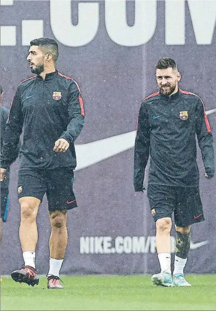  ?? FOTO: EFE ?? Messi y Luis Suárez, en el entrenamie­nto de ayer por la tarde bajo la lluvia Tras el Barça-Las Palmas se irán con sus seleccione­s