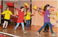  ??  ?? Die Grundschül­er der Ludwig Steub Schule in Aichach hatten ebenfalls einen Tanz einstudier­t, den sie den Gästen vorführten.