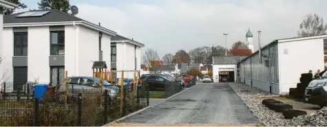  ?? Foto: Bärbel Schön ?? Hinter dem Autohaus Langer in Wertingen-Gottmannsh­ofen entsteht ein weiteres Wohngebäud­e mit sechs Wohneinhei­ten.