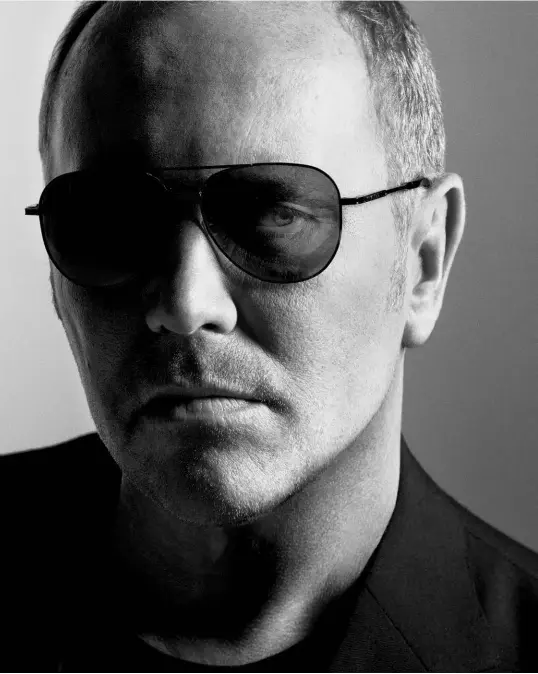  ??  ?? Michael Kors, el artífice de lo que se considera el lujo estadounid­ense, ha exportado su estética que une glamour y sentido práctico a todo el mundo,
donde la jet set demanda y experiment­a un estilo de vida intenso y dinámico. A sus 60 años, el diseñador da una lección de inclusión.