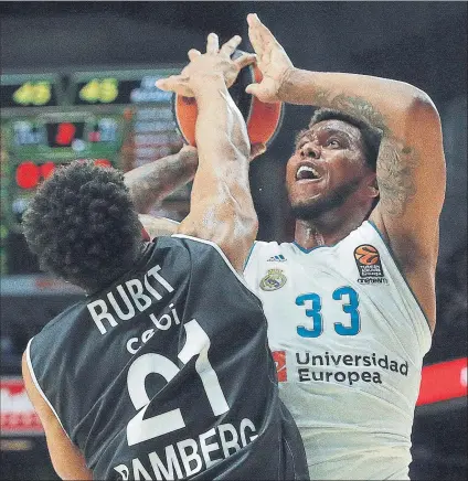  ?? FOTO: EFE ?? Trey Thompkins, del Real Madrid, lanza ante Augustine Rubit, del Brose Bamberg, en el encuentro de ayer