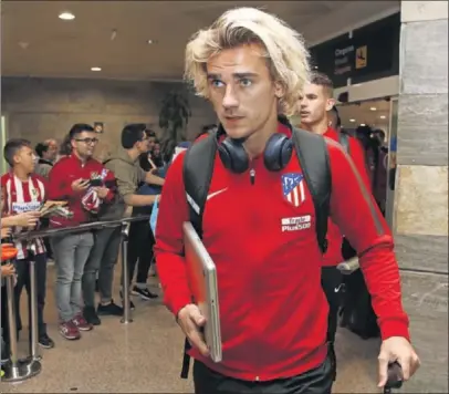  ??  ?? EL ATLETI, YA EN A CORUÑA. Griezmann, ayer en la llegada del equipo rojiblanco al aeropuerto.