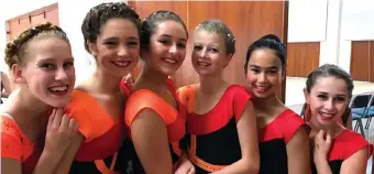  ??  ?? Die Vlak 4-gimnaste van die Zest Ritmiese-gimnastiek­klub in George het almal hul vol Eden- en WPkleure vir 2017 ontvang. Van links: Engela Venter, Clara Campbell, Carmen Booyens, Chanell Basson, Jayda van Antwerp en AnnaMarie du Plessis.