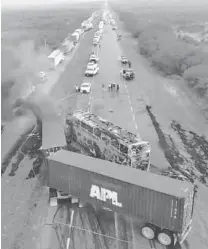  ?? CORTESÍA: PROTECCIÓN CIVIL DE TAMAULIPAS ?? El accidente
obligó a cerrar la carretera