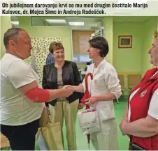  ?? ?? Ob jubilejnem darovanju krvi so mu med drugim čestitale Marija Kulovec, dr. Mojca Šimc in Andreja Radešček.