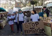  ?? (Photo M. P.) ?? Une manifestat­ion contre la violence faite aux femmes s’est tenue hier sur le marché.