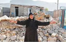  ?? AFP ?? A woman gesturing next to the rubble of her home in Kouik village near Sarpol-e-Zahab, two days after the quake.