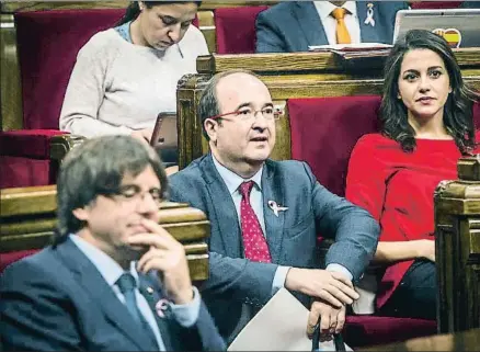  ?? LLIBERT TEIXIDÓ ?? Miquel Iceta e Inés Arrimadas, con el president Puigdemont en primer plano, en el Parlament