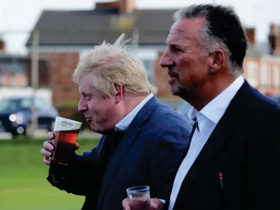  ?? (Getty) ?? The ex-cricketer enjoys a pint with Boris Johnson during a Vote Leave campaign visit to Chester-Le-Street in May 2016