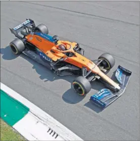  ??  ?? Carlos Sainz al volante del McLaren Renault en el circuito de Monza.