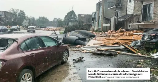  ?? PHOTO COURTOISIE, PHILIPPE DENAULT ?? Le toit d’une maison du boulevard Daniel-johnson de Gatineau a causé des dommages en s’envolant.