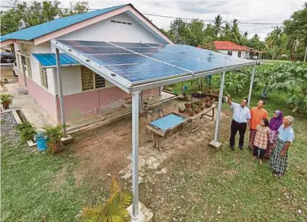  ??  ?? The Northern Corridor Implementi­on Authority personnel explaining details on the implementa­tion of SuriaKU installati­on to families staying in Pauh, Perlis.