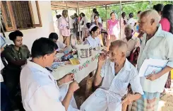  ??  ?? Medical clinic funded by the bank to check the health of residents of the area