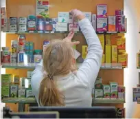  ?? Foto Voranc Vogel ?? Zdravila, ki jih v Sloveniji ni, ljudje iščejo v lekarnah sosednjih držav.